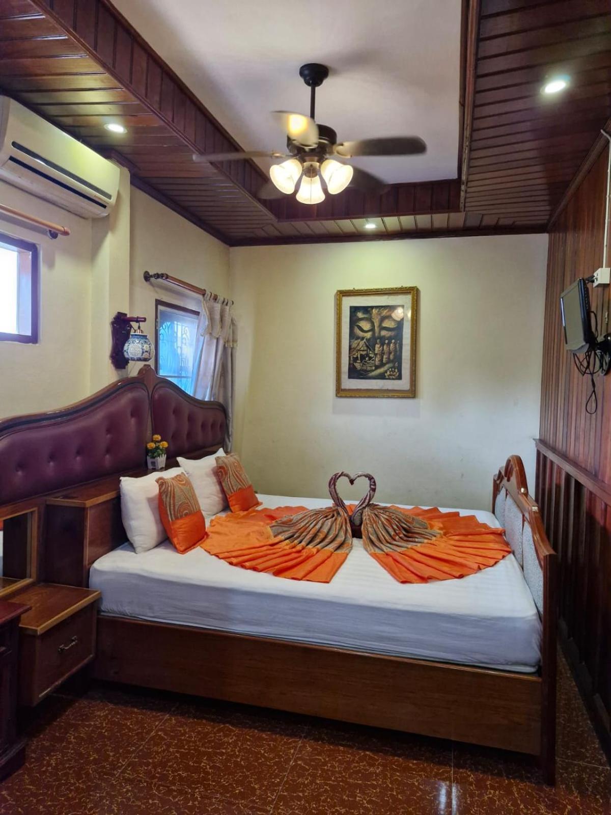 Sakura Wood House Otel Luang Prabang Dış mekan fotoğraf