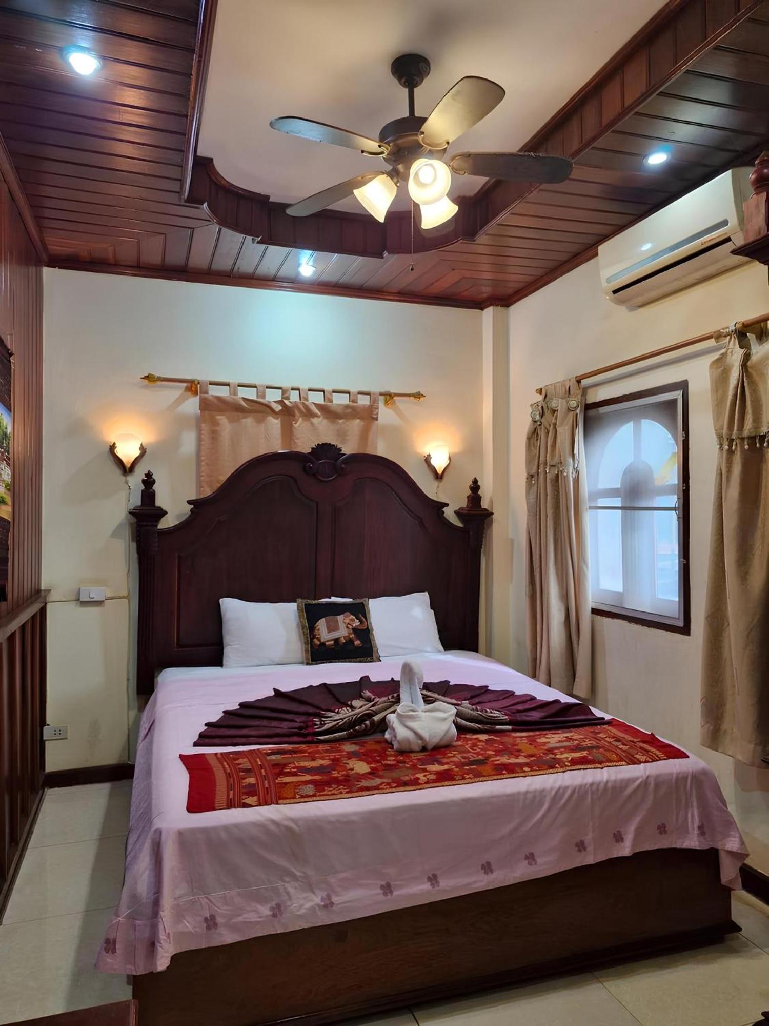 Sakura Wood House Otel Luang Prabang Dış mekan fotoğraf